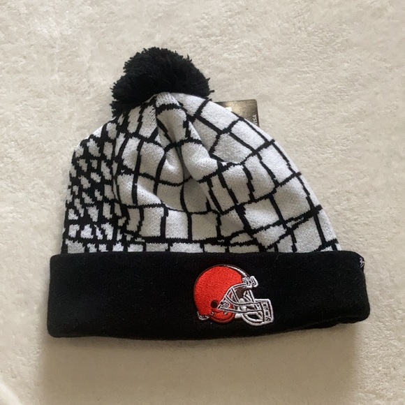 NWT Browns Pom Pom beanie - Picture 2 of 5